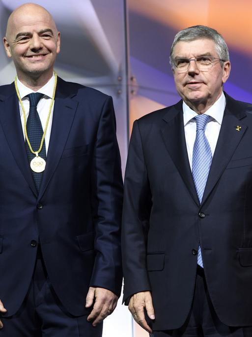 FIFA-Präsident Gianni Infantino, links, posiert mit dem Präsidenten des Internationalen Olympischen Komitees (IOC), Thomas Bach, rechts, aus Deutschland, nachdem er während der 135. Sitzung des Internationalen Olympischen Komitees (IOC) am Rande der 3. Olympischen Jugend-Winterspiele Lausanne 2020 im SwissTech Convention Centre in Lausanne, Schweiz, am Freitag, 10. Januar 2020, zum IOC-Mitglied gewählt wurde.