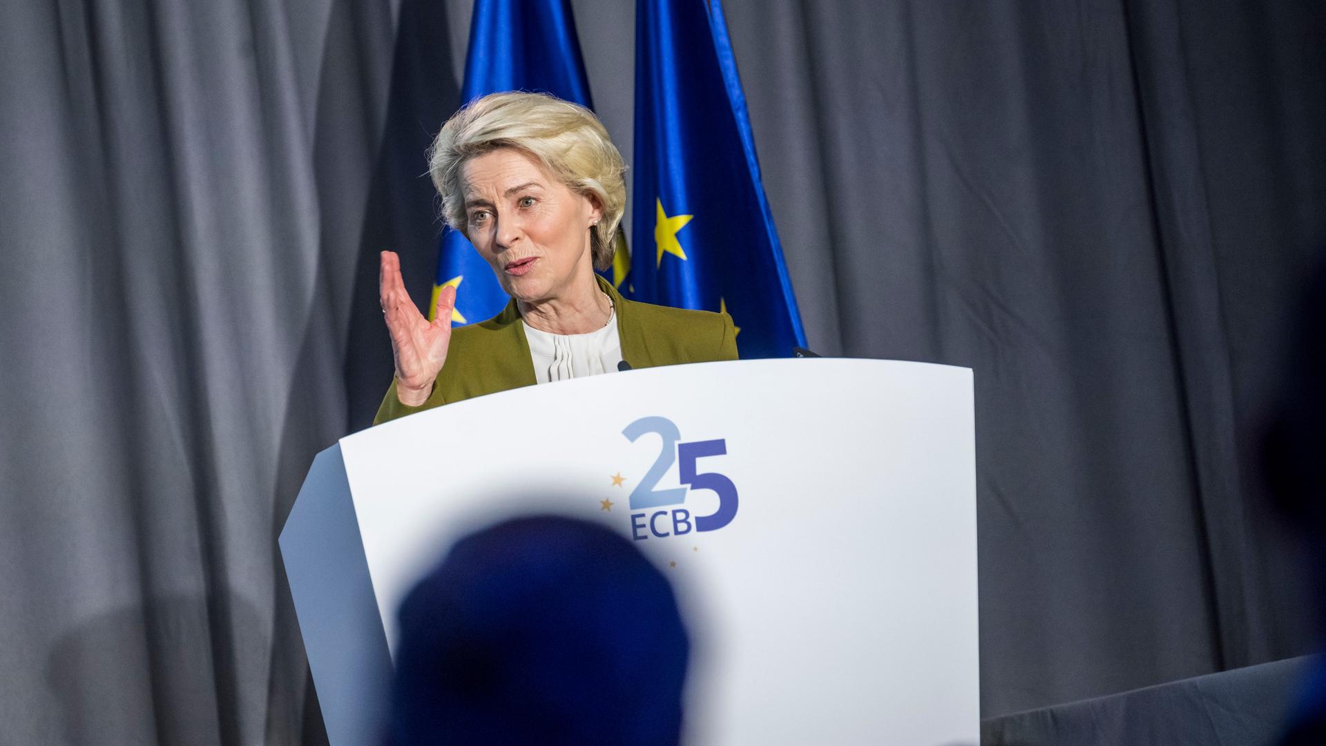 Ursula von der Leyen spricht beim 25. Jubiläum der Europäischen Zentralbank in Frankfurt am Main, 24. Mai 2023.