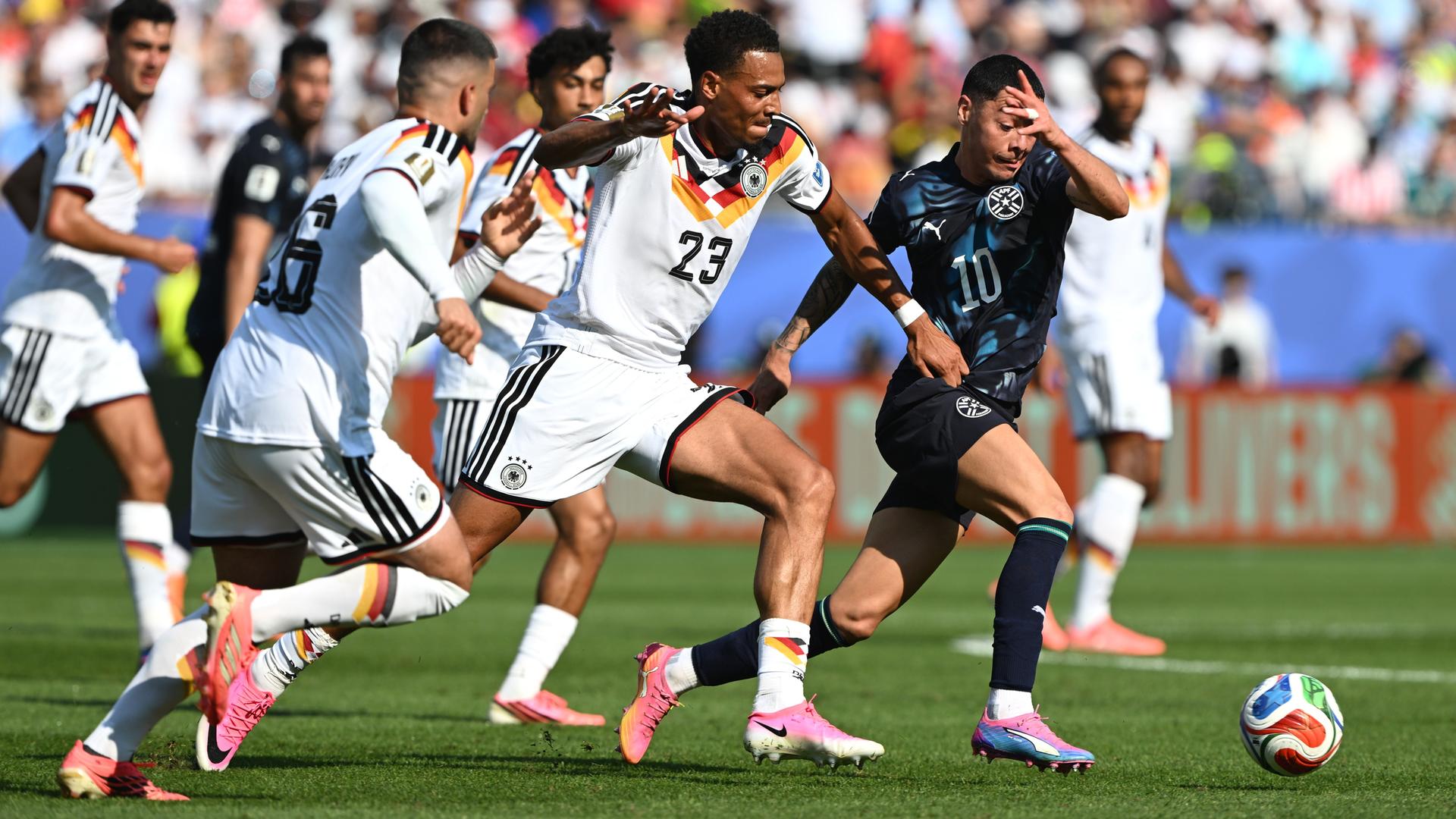 Felix Nmecha (M, Deutschland) und Miguel Almirón (r, Paraguay) kämpfen um den Ball. 