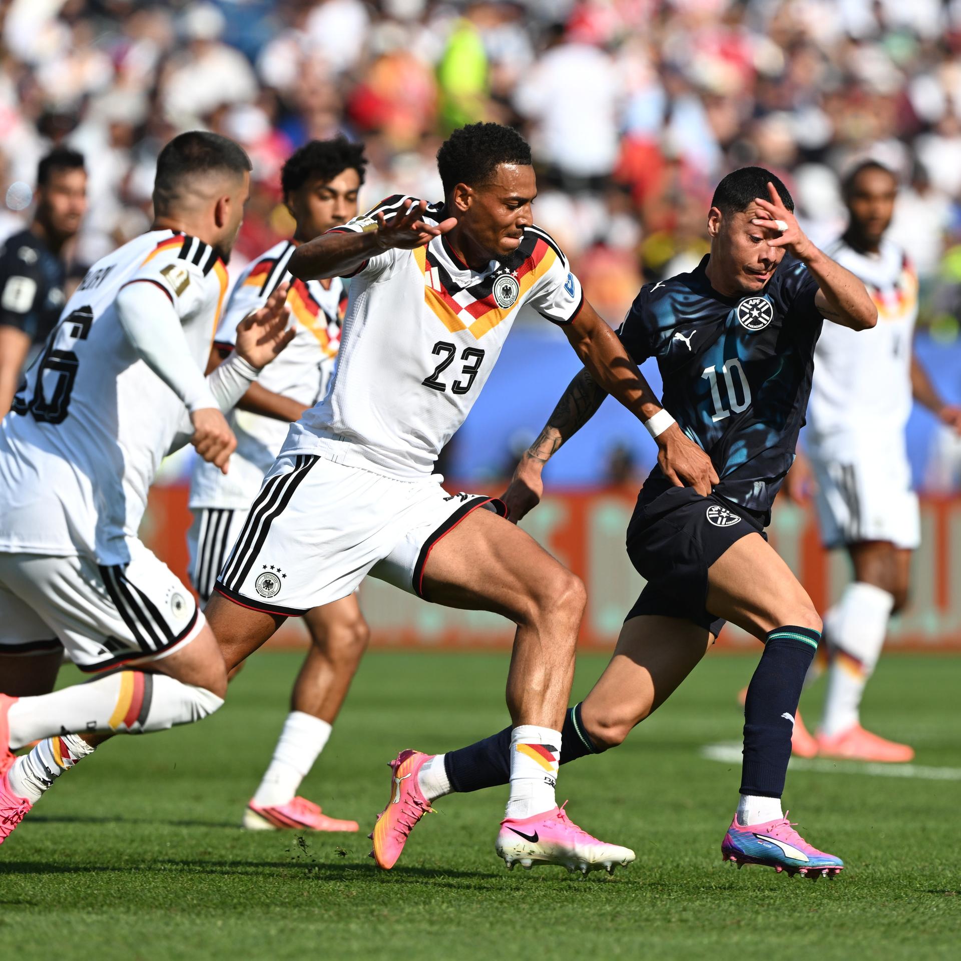 Felix Nmecha (M, Deutschland) und Miguel Almirón (r, Paraguay) kämpfen um den Ball. 