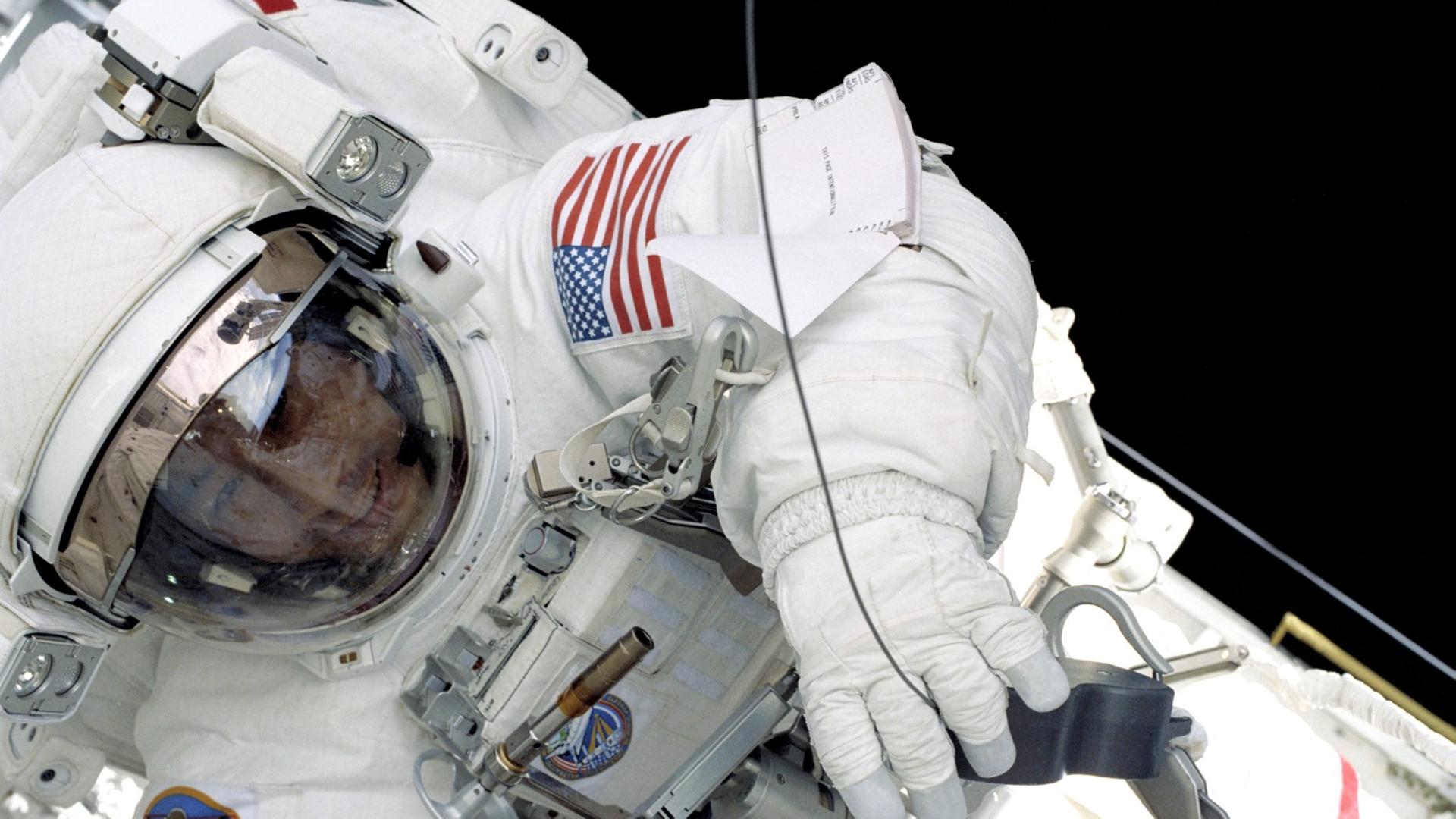 Ed Lu, der heute sechzig Jahre alt wird, war zweimal mit dem Space Shuttle im All. Zudem verbrachte er ein halbes Jahr auf der Internationalen Raumstation.