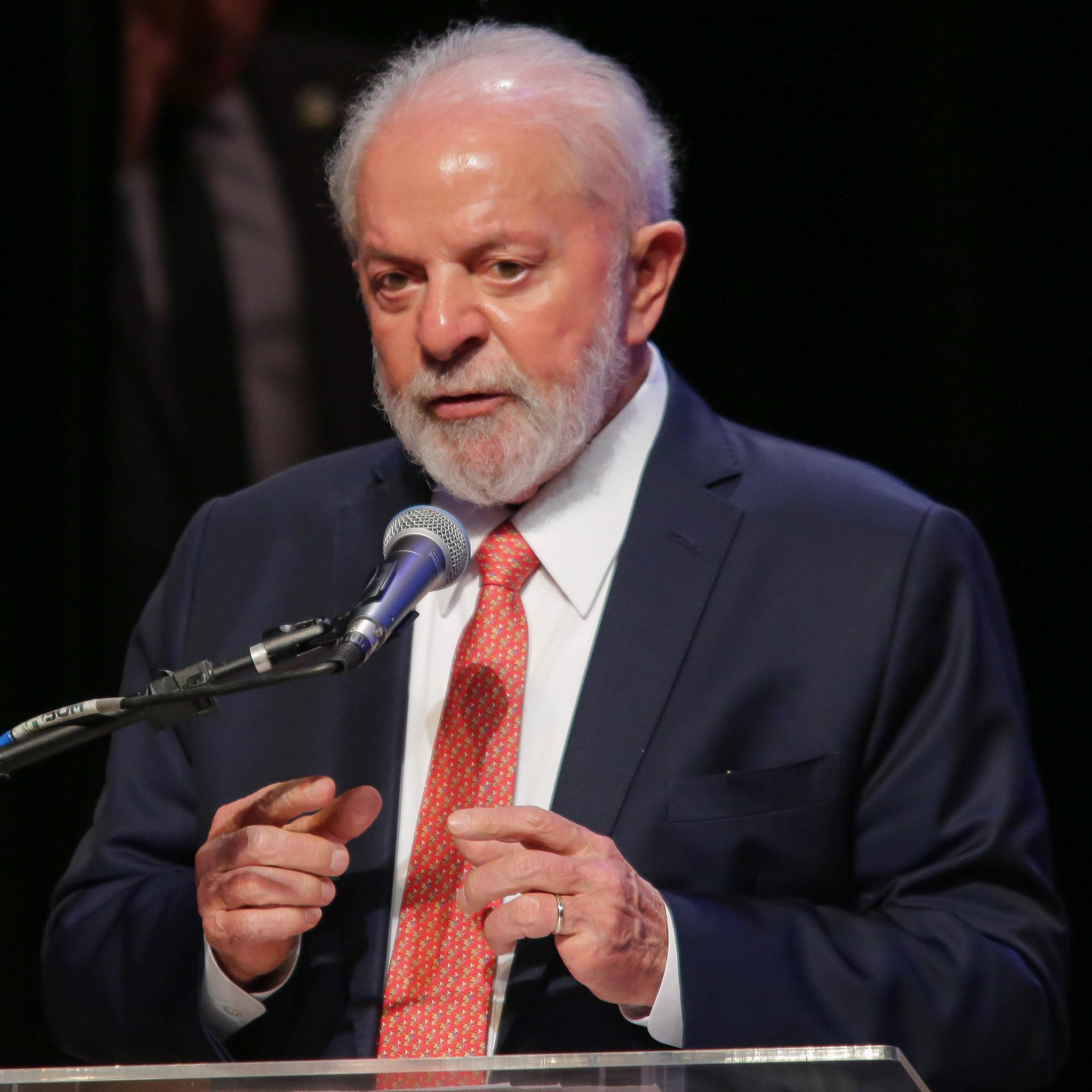 Brasiliens Präsident Luiz Inácio Lula da Silva spricht in ein Mikrofon. Brasiliens Präsident Luiz Inácio Lula da Silva spricht in ein Mikrofon.
