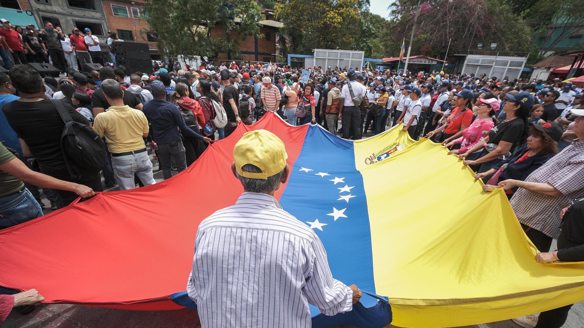 Menschen versammelten sich in Caracas (Venezuela) im Wohnkomplex „23 de Enero“ vor dem „Cuartel de la Montaña“, um des 72. Geburtstags des ehemaligen venezolanischen Präsidenten Hugo Chávez Frías zu gedenken.