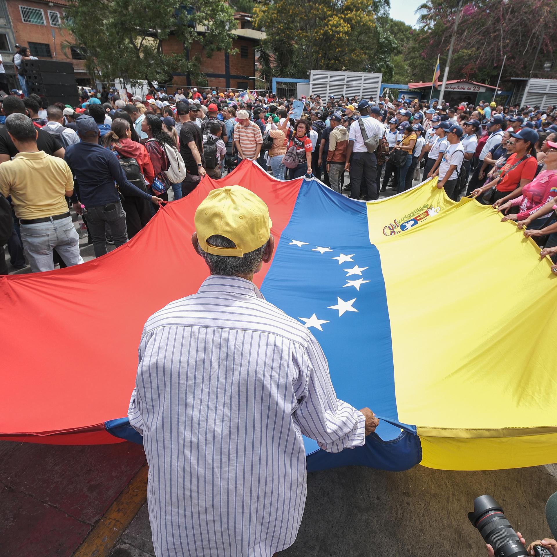 Menschen versammelten sich in Caracas (Venezuela) im Wohnkomplex „23 de Enero“ vor dem „Cuartel de la Montaña“, um des 72. Geburtstags des ehemaligen venezolanischen Präsidenten Hugo Chávez Frías zu gedenken.