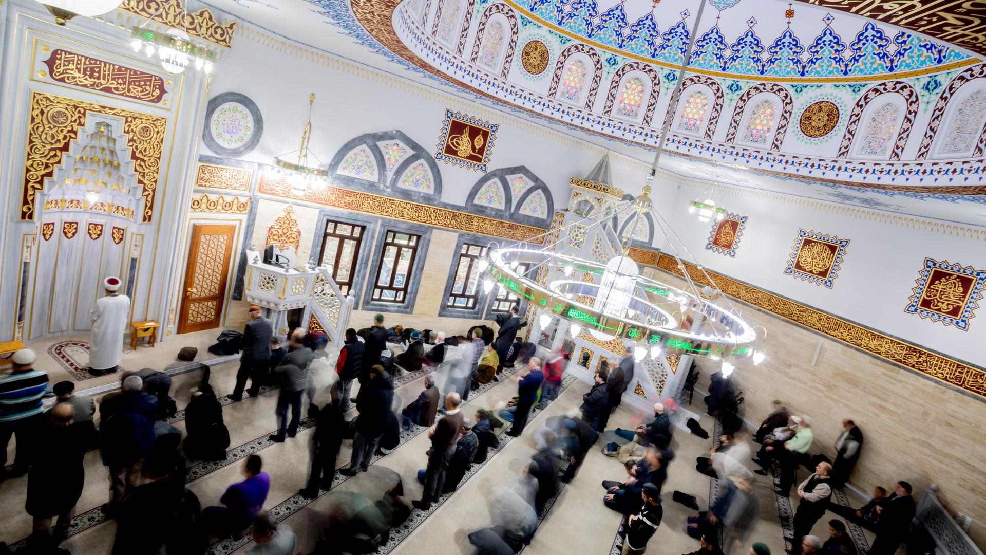 Gläubige beten beim Freitagsgebet in der Mevlana-Moschee in Berlin-Kreuzberg.