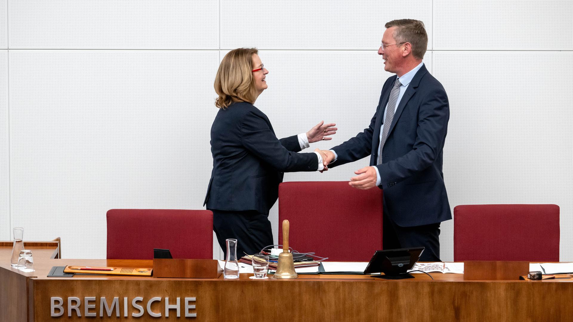 Frank Imhoff, CDU, gratuliert Antje Grotheer von der SPD, die das Amt der Bürgerschaftspräsidentin übernimmt. Frank Imhoff, CDU, gratuliert Antje Grotheer von der SPD, die das Amt der Bürgerschaftspräsidentin übernimmt.