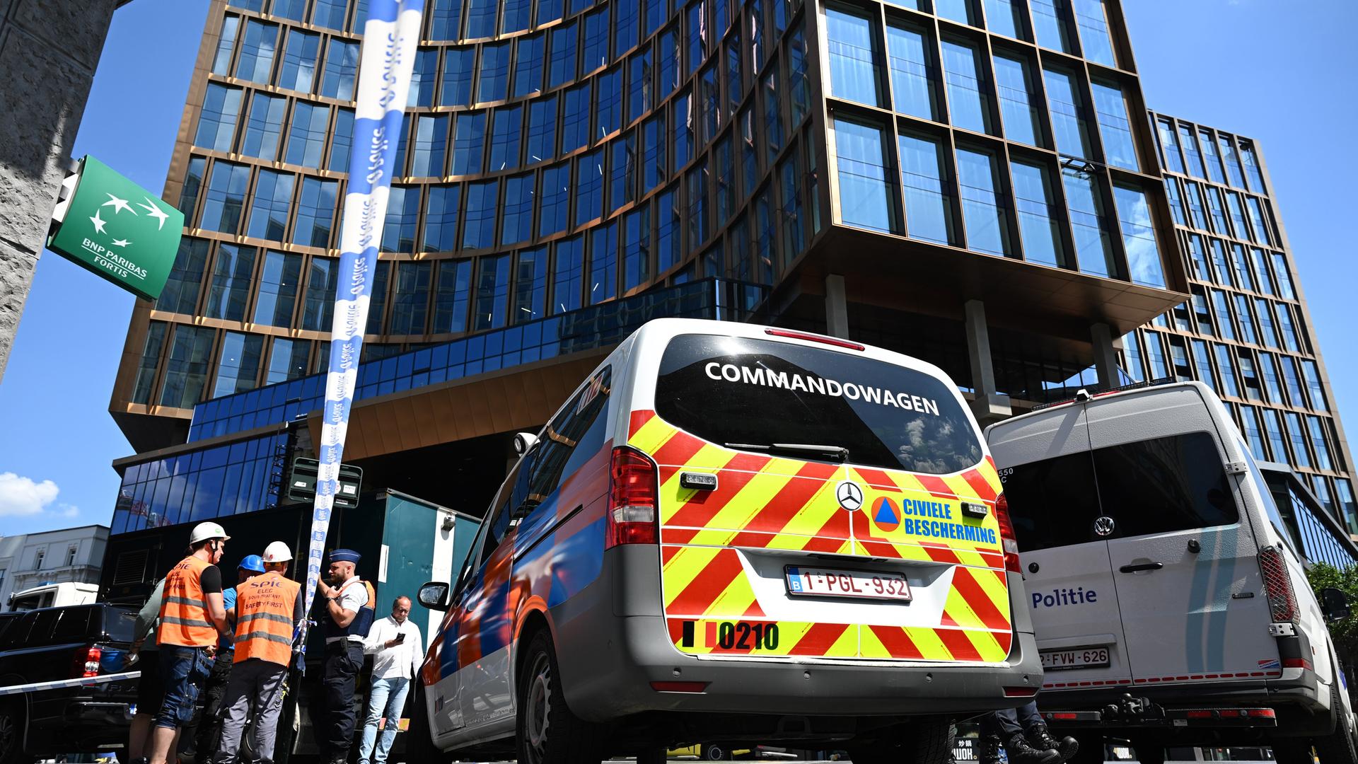 Belgien, Brüssel: Einsatzkräfte stehen vor dem Gebäude bei einem Brand in der Brüsseler Innenstadt. Belgien, Brüssel: Einsatzkräfte stehen vor dem Gebäude bei einem Brand in der Brüsseler Innenstadt.
