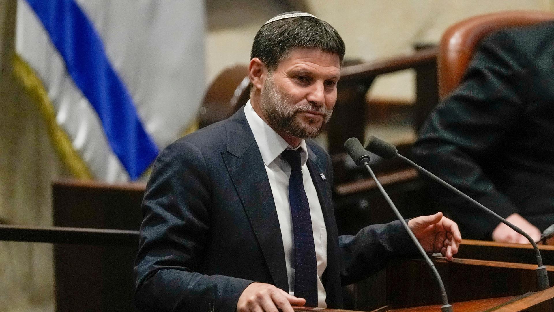 Der israelische Finanzminister Bezalel Smotrich spricht in der Knesset. 