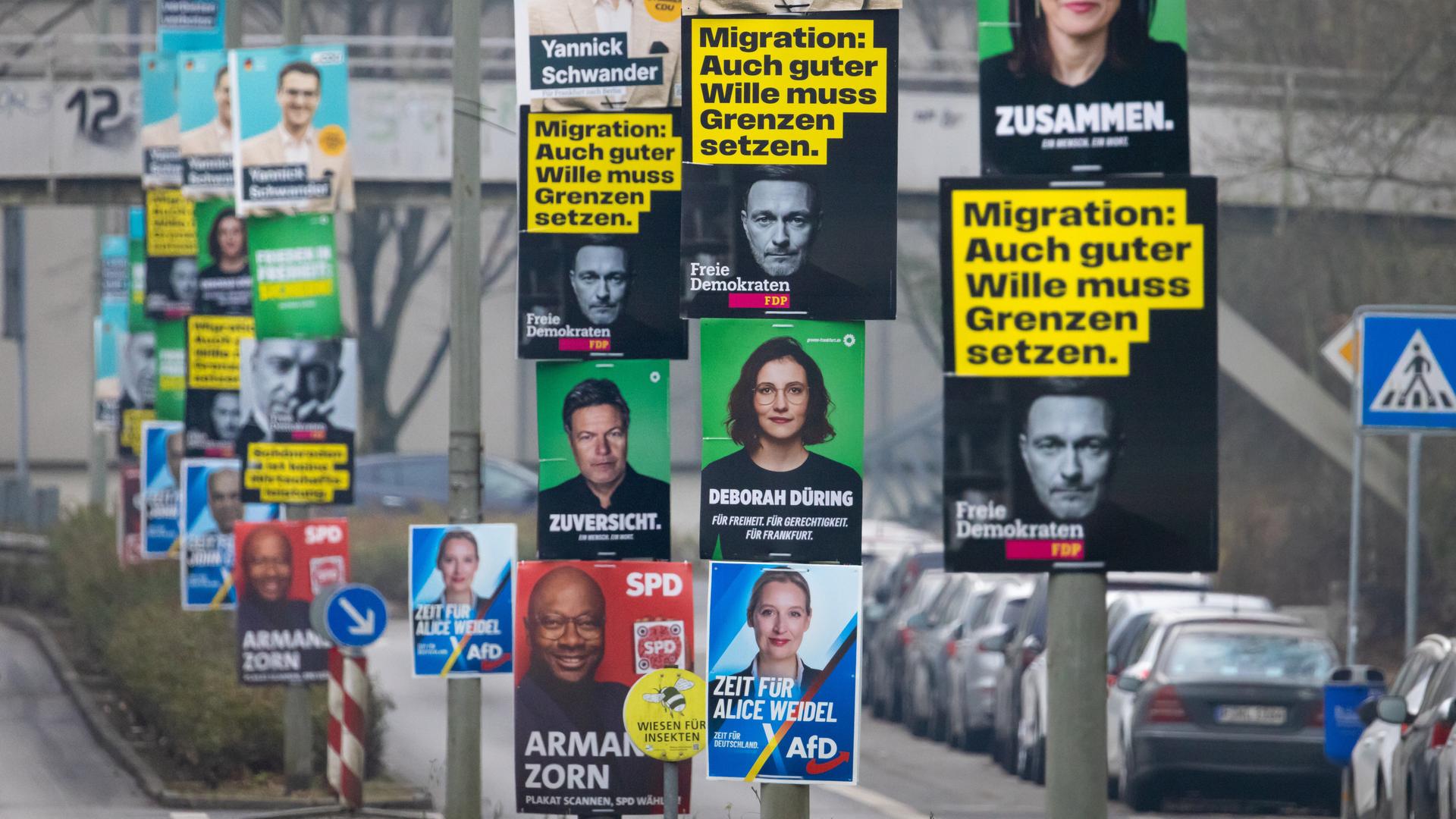 Wahlplakate von CDU, AfD, Bündnis 90/Die Grünen, SPD und FDP hängen im Frankfurter Nordwesten an mehreren Laternenmasten. Am 23. Februar 2025 findet in Deutschland die vorgezogene Bundestagswahl statt.