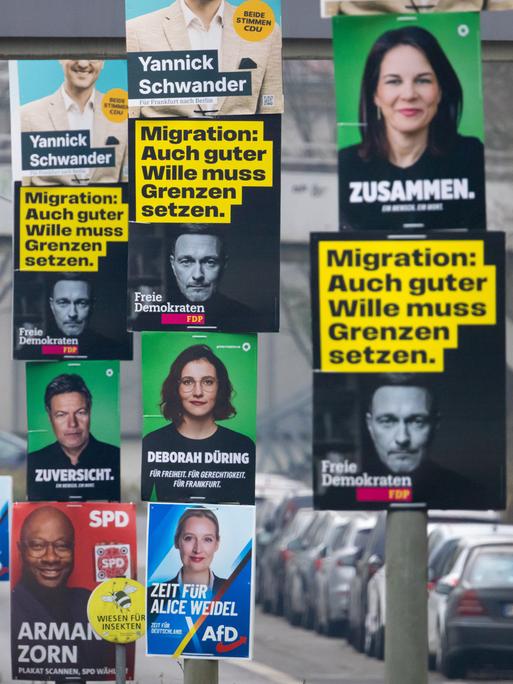 Wahlplakate von CDU, AfD, Bündnis 90/Die Grünen, SPD und FDP hängen im Frankfurter Nordwesten an mehreren Laternenmasten. Am 23. Februar 2025 findet in Deutschland die vorgezogene Bundestagswahl statt.