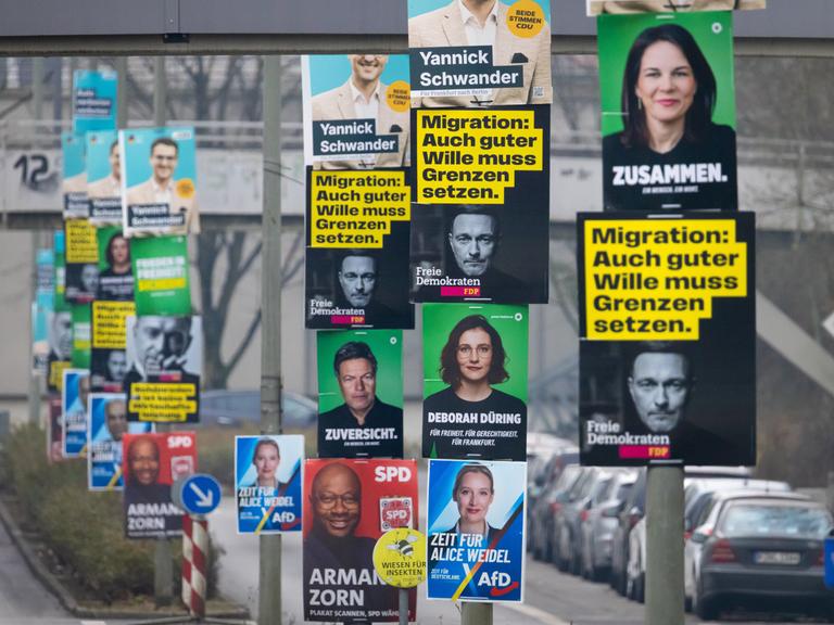 Wahlplakate von CDU, AfD, Bündnis 90/Die Grünen, SPD und FDP hängen im Frankfurter Nordwesten an mehreren Laternenmasten. Am 23. Februar 2025 findet in Deutschland die vorgezogene Bundestagswahl statt.