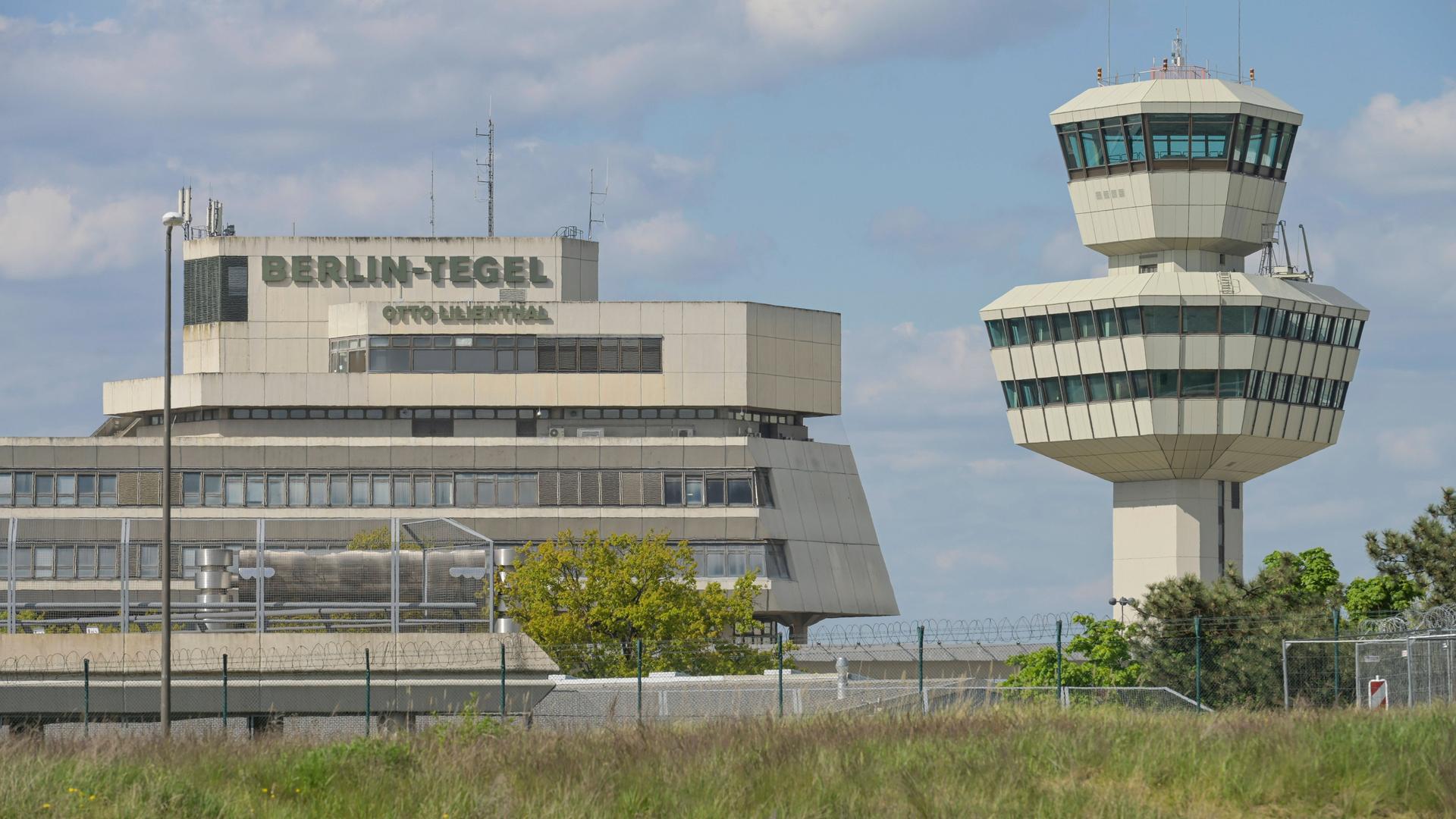 Terminal A des ehemaligen Flughafens Tegel, Reinickendorf, Berlin, Deutschland bei blauem Himmel.