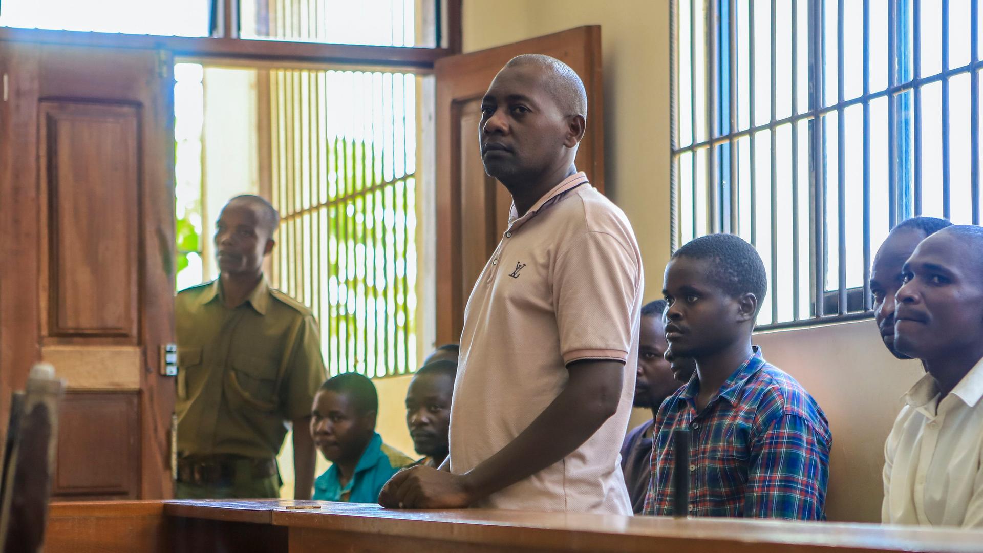 Kenia, Malindi: Der freikirchliche Pastor Paul Makenzi in Begleitung einiger seiner Anhänger vor einem Gericht.