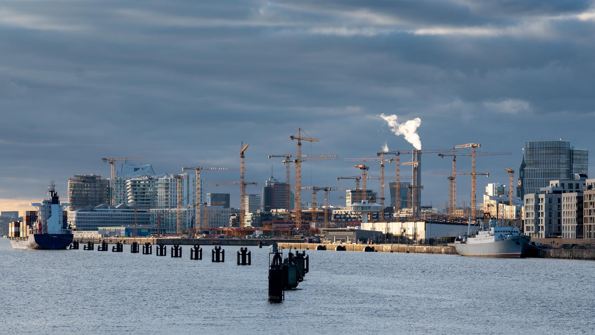 Im alten Baakenhafen im Hamburger Hafen wird viel gebaut. Ein neues Viertel entsteht.