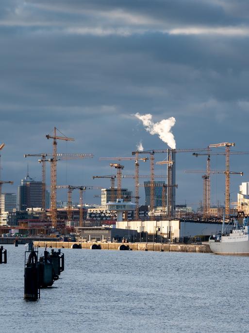 Im alten Baakenhafen im Hamburger Hafen wird viel gebaut. Ein neues Viertel entsteht.