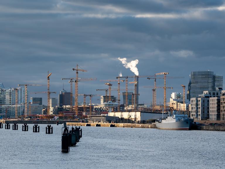 Im alten Baakenhafen im Hamburger Hafen wird viel gebaut. Ein neues Viertel entsteht.