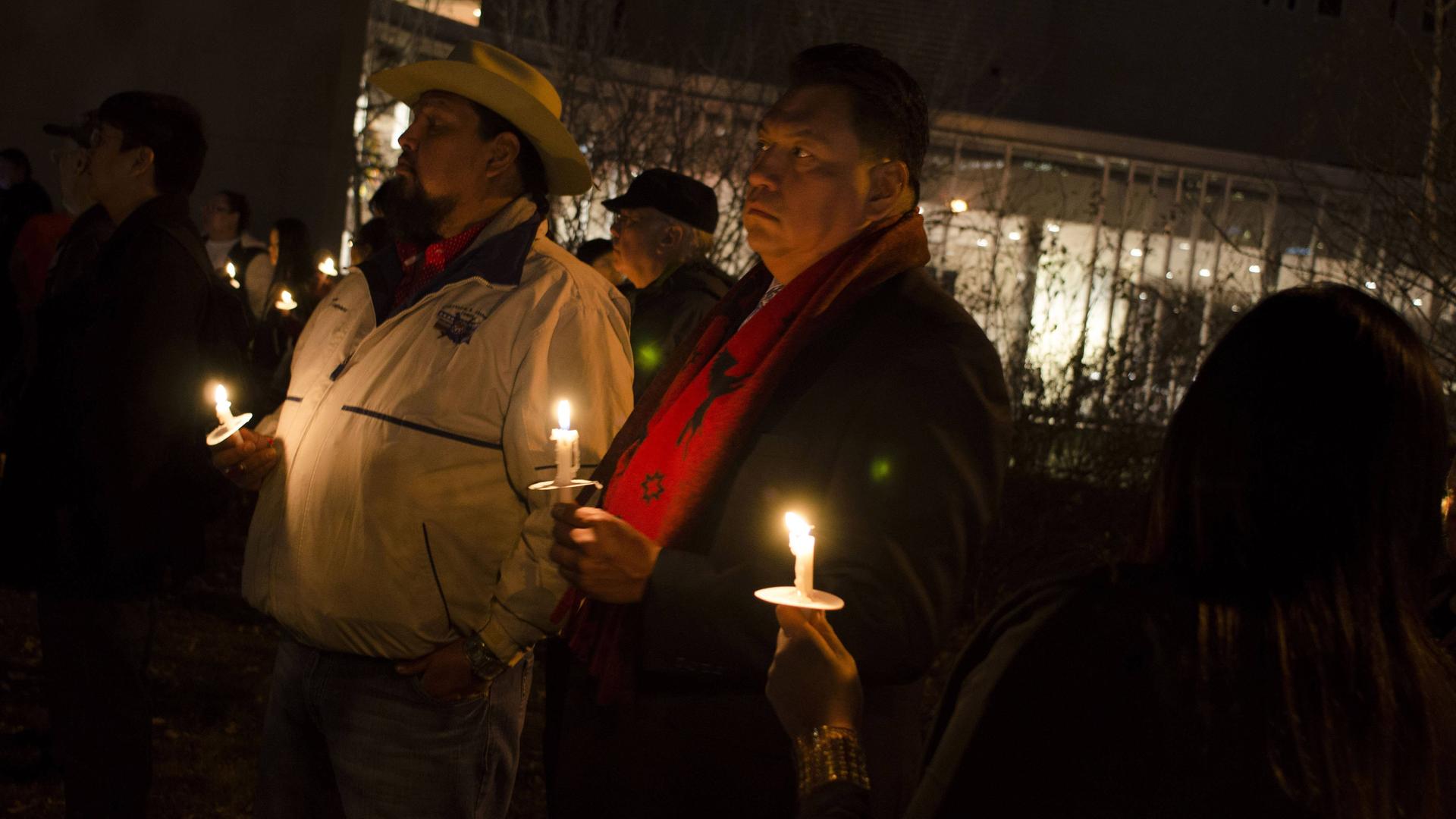 Menschen erinnern mit Kerzen in Denver, Colorado, am 150. Jahrestag an das Sand-Creek-Massaker.