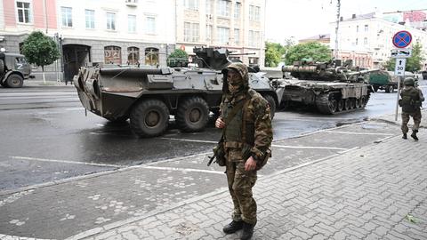 Soldaten und Panzerfahrzeuge der Wagner-Söldner auf einer Straße im russischen Rostow am Don