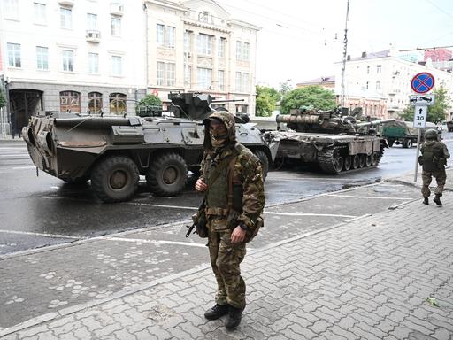 Soldaten und Panzerfahrzeuge der Wagner-Söldner auf einer Straße im russischen Rostow am Don (Aufnahme vom 24.06.2023). 