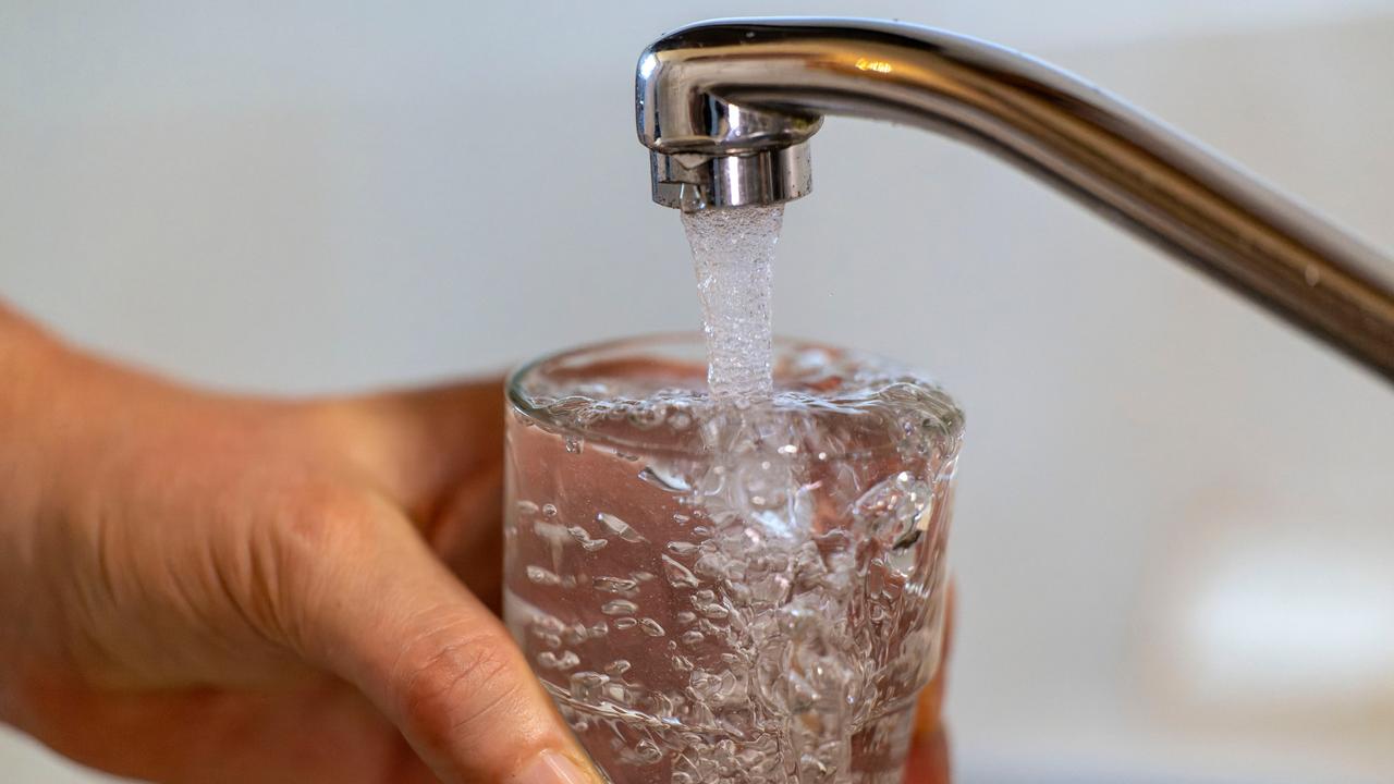 Trinkwasser läuft aus dem Wasserhahn in ein Glas.