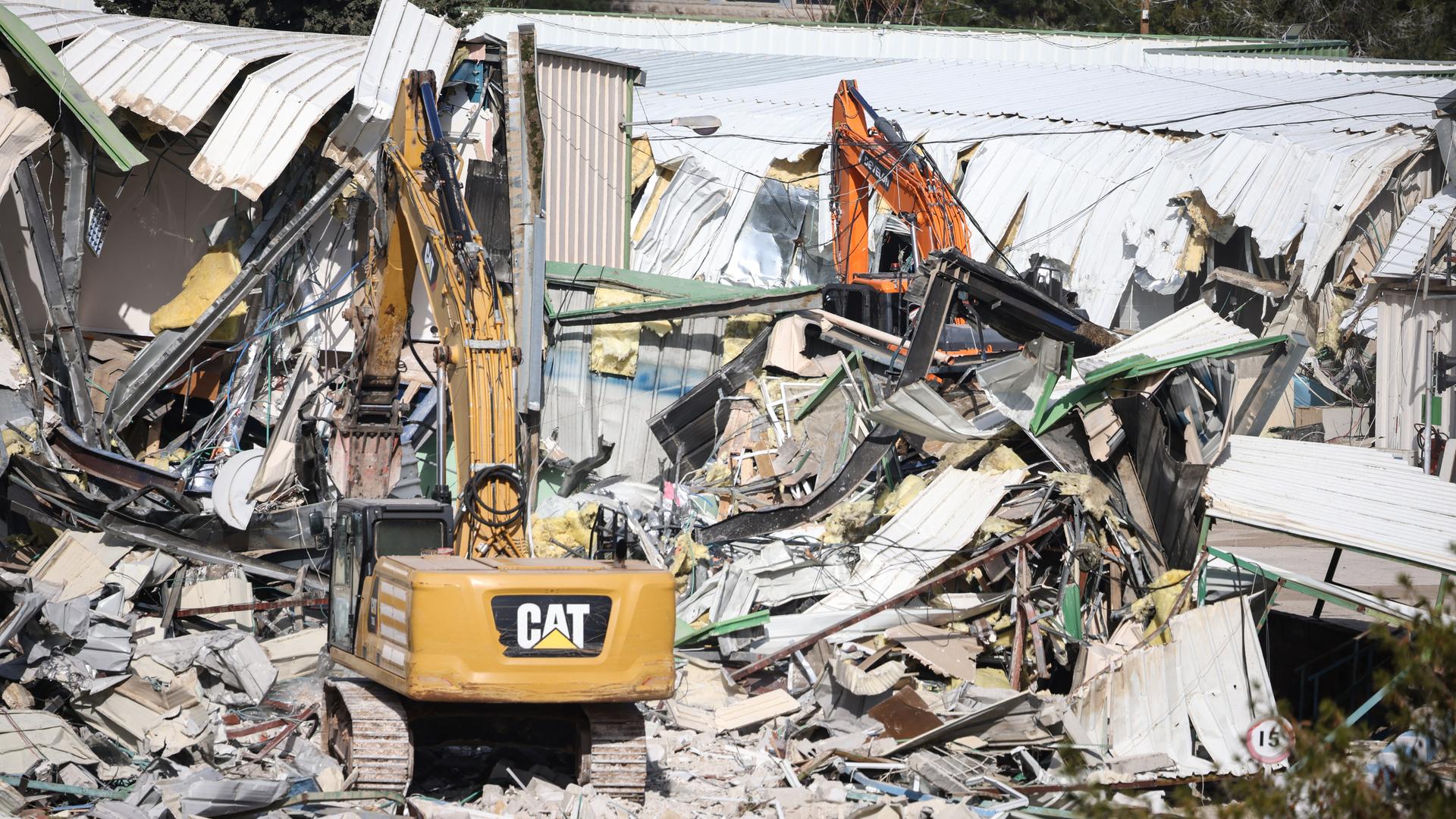 Kleine Bagger reissen das UNRWA-Gebäude in Jerusalem nieder.