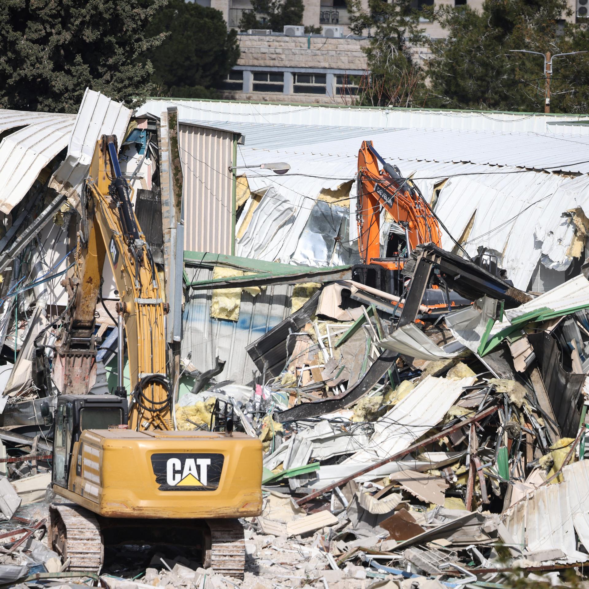 Kleine Bagger reissen das UNRWA-Gebäude in Jerusalem nieder.