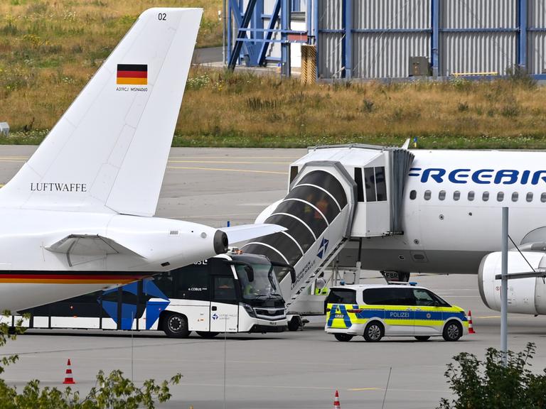 Auf dem Gelände des Leipziger Flughafen stehen zwei Flugzeuge und ein Polizeiauto