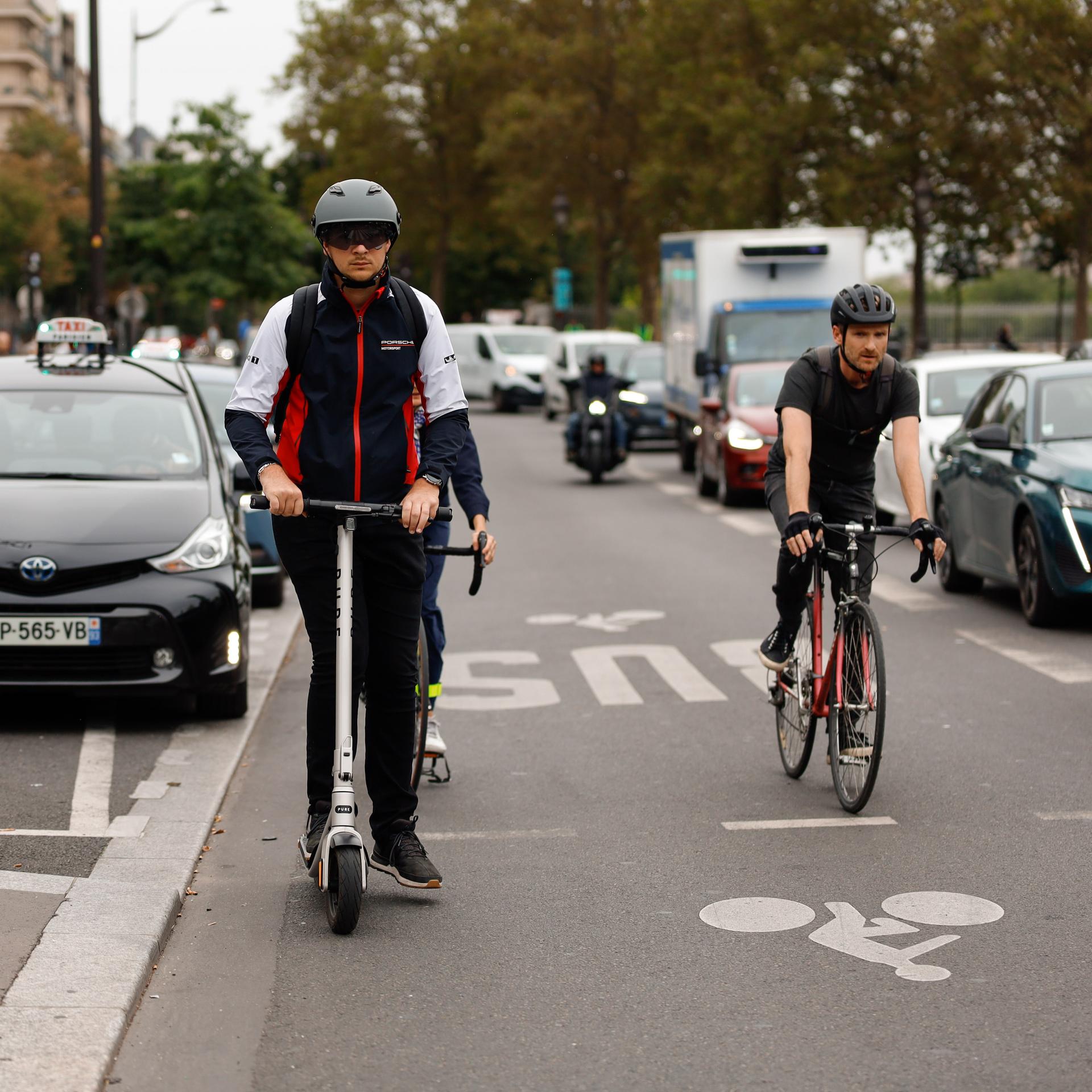 Ein E-Scooter-Fahrer mit Helm in Paris
