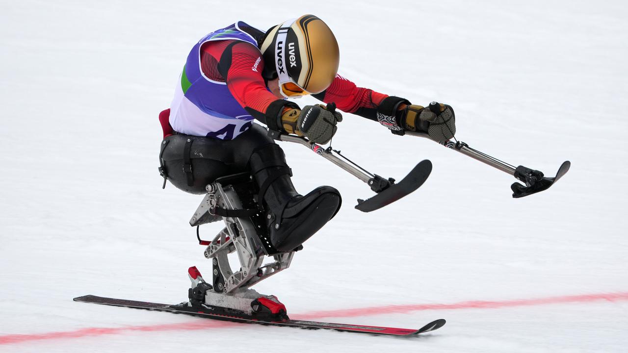 Anna-Lena Forster jubelt über ihre Medaille.
