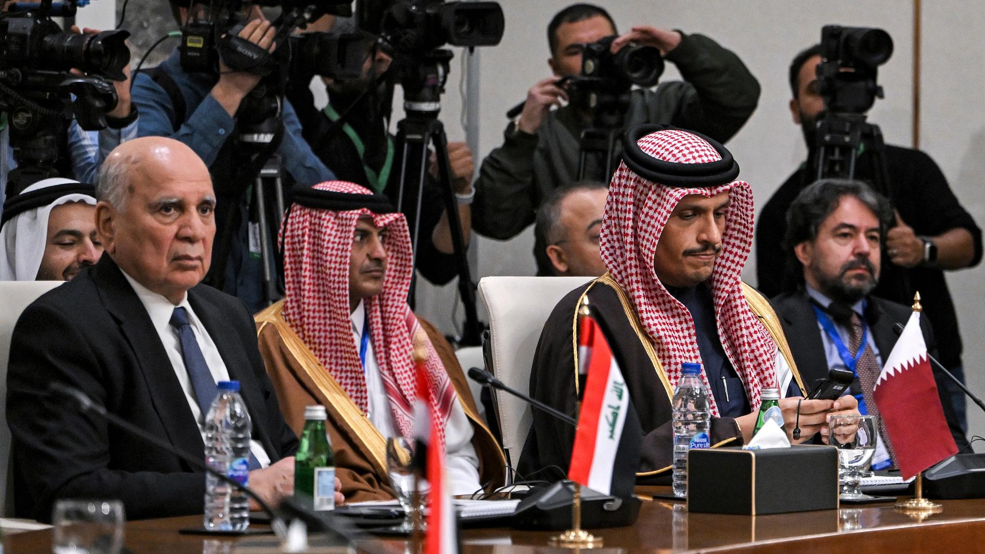 Der irakische Außenminister Hussein (links) und sein Amtskollege aus Katar, Al-Thani, nehmen an der Syrien-Konferenz in Akaba in Jordanien teil. Der irakische Außenminister Hussein (links) und sein Amtskollege aus Katar, Al-Thani, nehmen an der Syrien-Konferenz in Akaba in Jordanien teil.