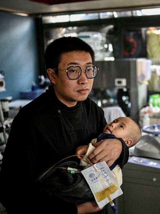 Das am 20. Oktober 2021 aufgenommene Foto zeigt Xu Wei (links), wie er seinen Sohn Xu Haoyang, bei dem das Menkes-Syndrom diagnostiziert wurde, in seinem Heimlabor in Kunming in der südwestchinesischen Provinz Yunnan im Arm hält. Das am 20. Oktober 2021 aufgenommene Foto zeigt Xu Wei (links), wie er seinen Sohn Xu Haoyang, bei dem das Menkes-Syndrom diagnostiziert wurde, in seinem Heimlabor in Kunming in der südwestchinesischen Provinz Yunnan im Arm hält.