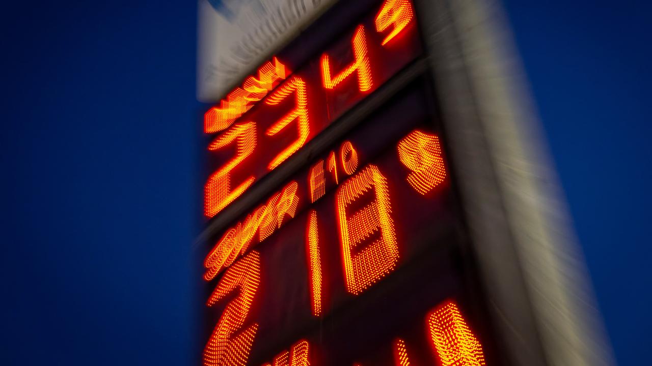 Spritpreisanzeige an einer Tankstelle. Diesel kostet 2,34 Euro, Super E10 2,18 Euro, Super 2,24 Euro.