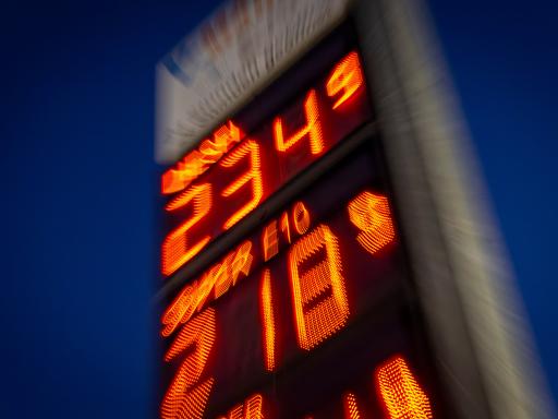 Spritpreisanzeige an einer Tankstelle. Diesel kostet 2,34 Euro, Super E10 2,18 Euro, Super 2,24 Euro. Spritpreisanzeige an einer Tankstelle. Diesel kostet 2,34 Euro, Super E10 2,18 Euro, Super 2,24 Euro.
