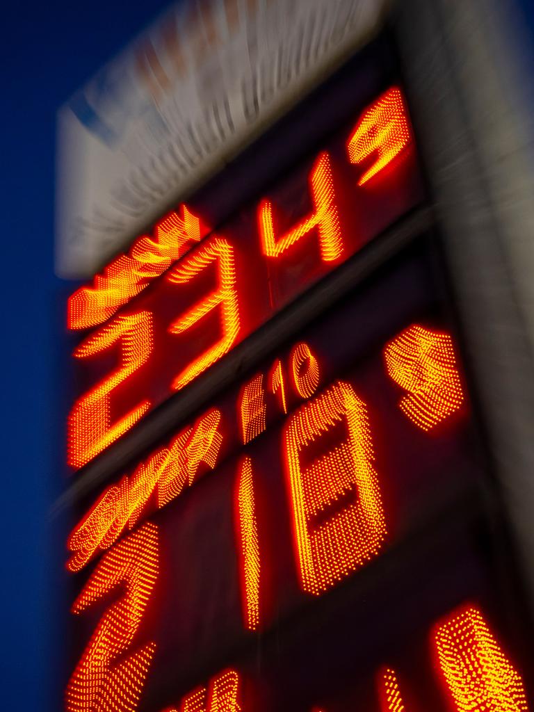 Spritpreisanzeige an einer Tankstelle. Diesel kostet 2,34 Euro, Super E10 2,18 Euro, Super 2,24 Euro. Spritpreisanzeige an einer Tankstelle. Diesel kostet 2,34 Euro, Super E10 2,18 Euro, Super 2,24 Euro.