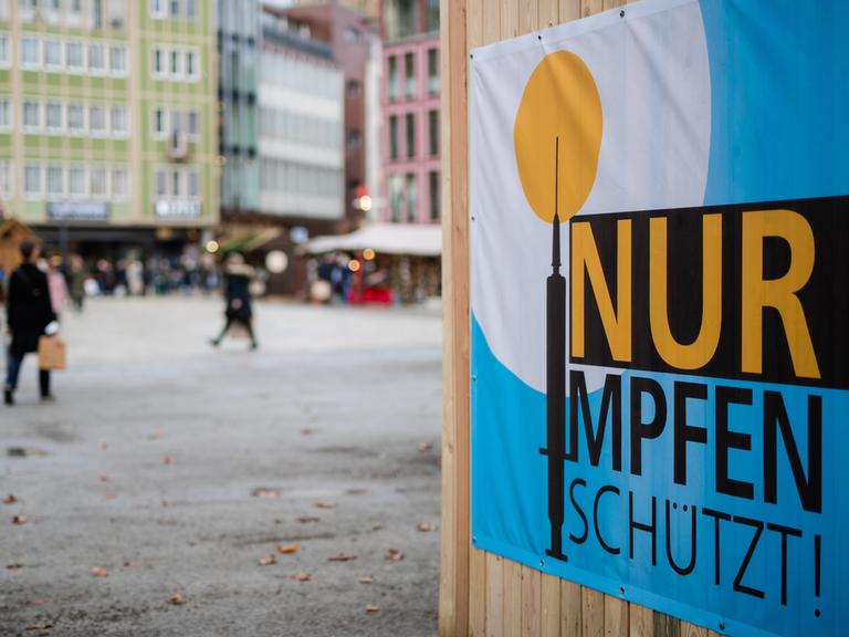 "Nur Impfen schützt!" steht auf einem Banner der Stadt Stuttgart geschrieben. Seit diesem Samstag gelten in Baden-Württemberg verschärfte Corona-Regeln.
