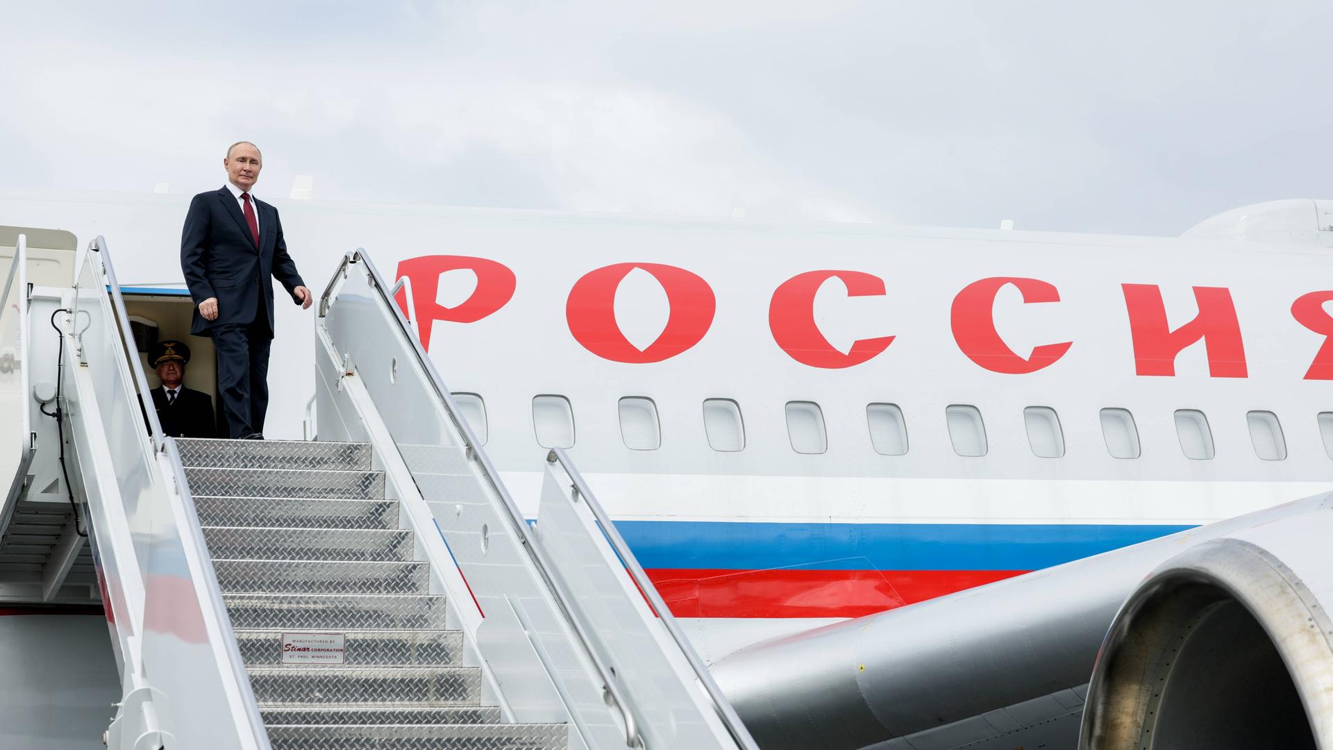 Der russische Machthaber Wladimir Putin steht auf der Treppe zu seiner Regierungsmaschine, mit der er aus Alaska nach Moskau zurückflog. 