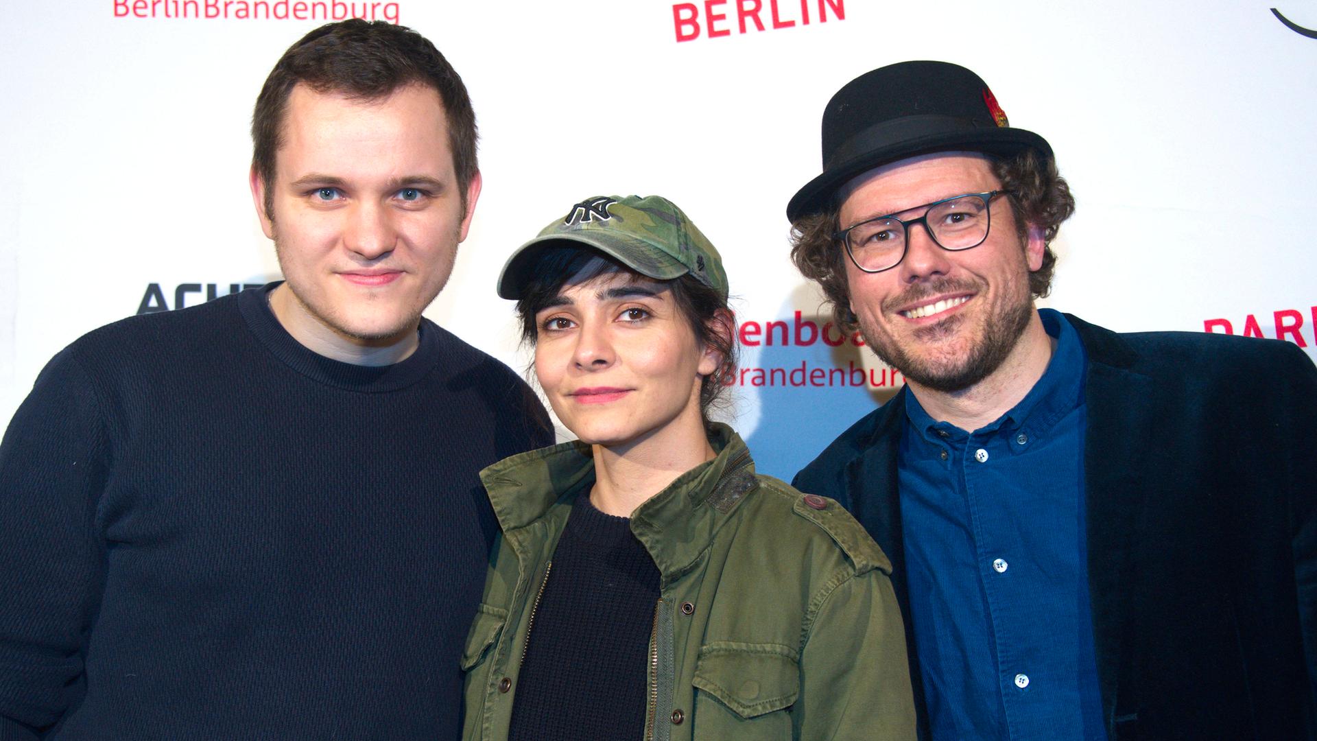 Max Gleschinski, Pegah Ferydoni und Jasper Mielke bei der Premiere des Kinofilms Alaska auf dem achtung berlin Filmfestival 2023.