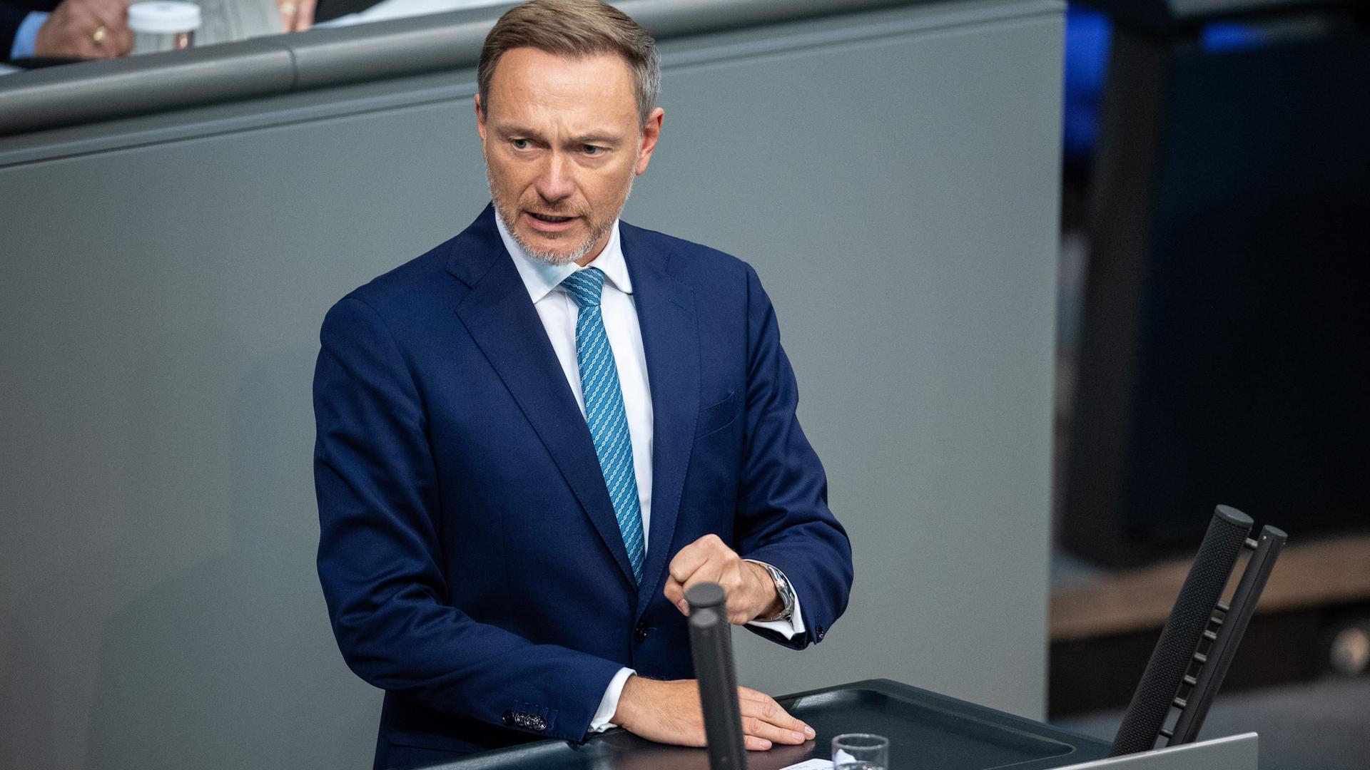 Das Foto zeigt Bundes-Finanz-Minister Christian Lindner im Bundestag. 