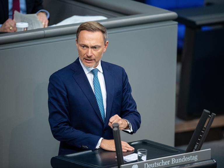 Christian Lindner (FDP), Bundesminister der Finanzen, gestikuliert energisch hinter einem Rednerpult.