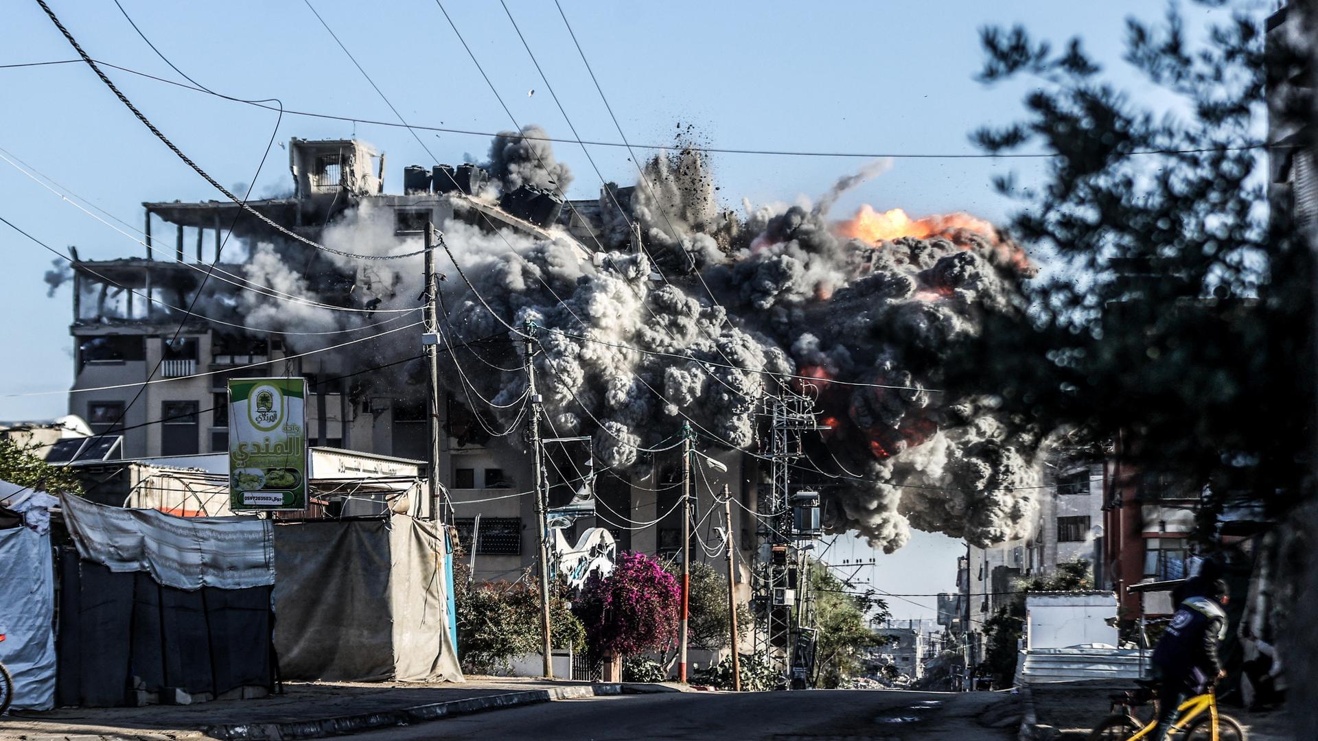 Rauch und Feuer quellen nach einem israelischen Angriff aus einem Haus in Gaza-City.