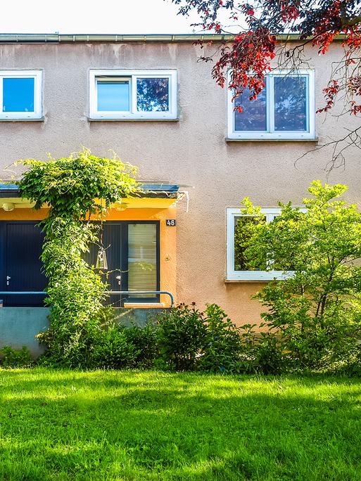 Blick auf die Rückseite eines Hauses in der Siedlung Römerstadt