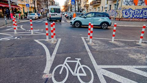 Kiezblock im Reuterkiez in Berlin. Das neue Verkehrskonzept setzt auf Einbahnstraßen, Poller und Sperren für den Durchgangsverkehr. 