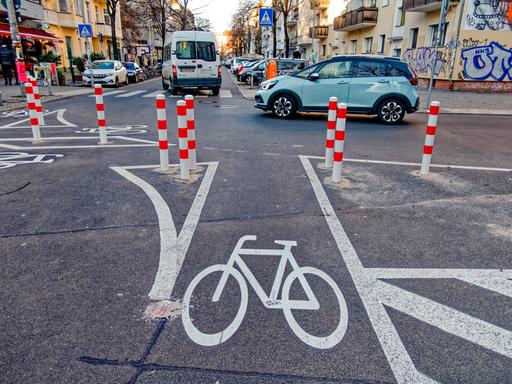 Kiezblock im Reuterkiez in Berlin. Das neue Verkehrskonzept setzt auf Einbahnstraßen, Poller und Sperren für den Durchgangsverkehr. 