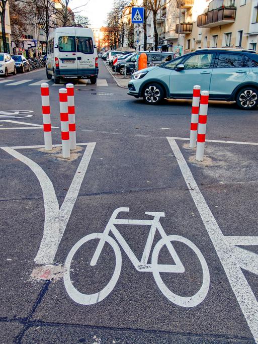 Kiezblock im Reuterkiez in Berlin. Das neue Verkehrskonzept setzt auf Einbahnstraßen, Poller und Sperren für den Durchgangsverkehr. 