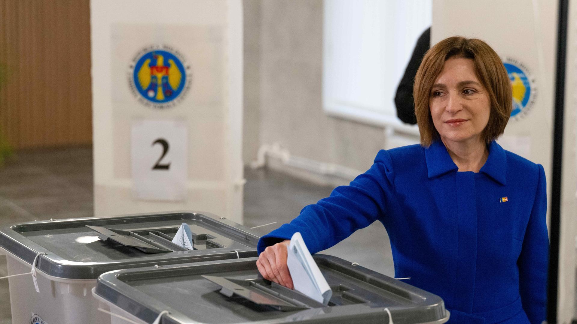 Präsidentin Maia Sandu gibt ihre Stimme bei der Parlamentswahl in Moldau ab.