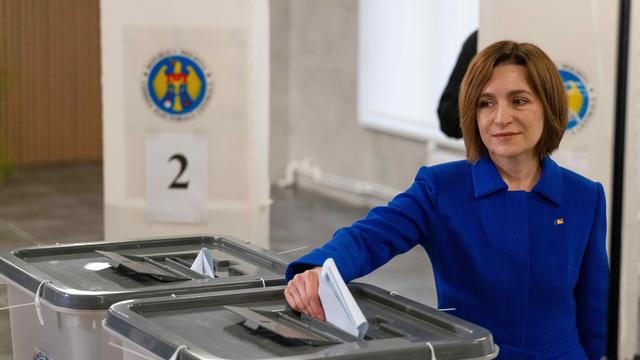 Präsidentin Maia Sandu gibt ihre Stimme bei der Parlamentswahl in Moldau ab.