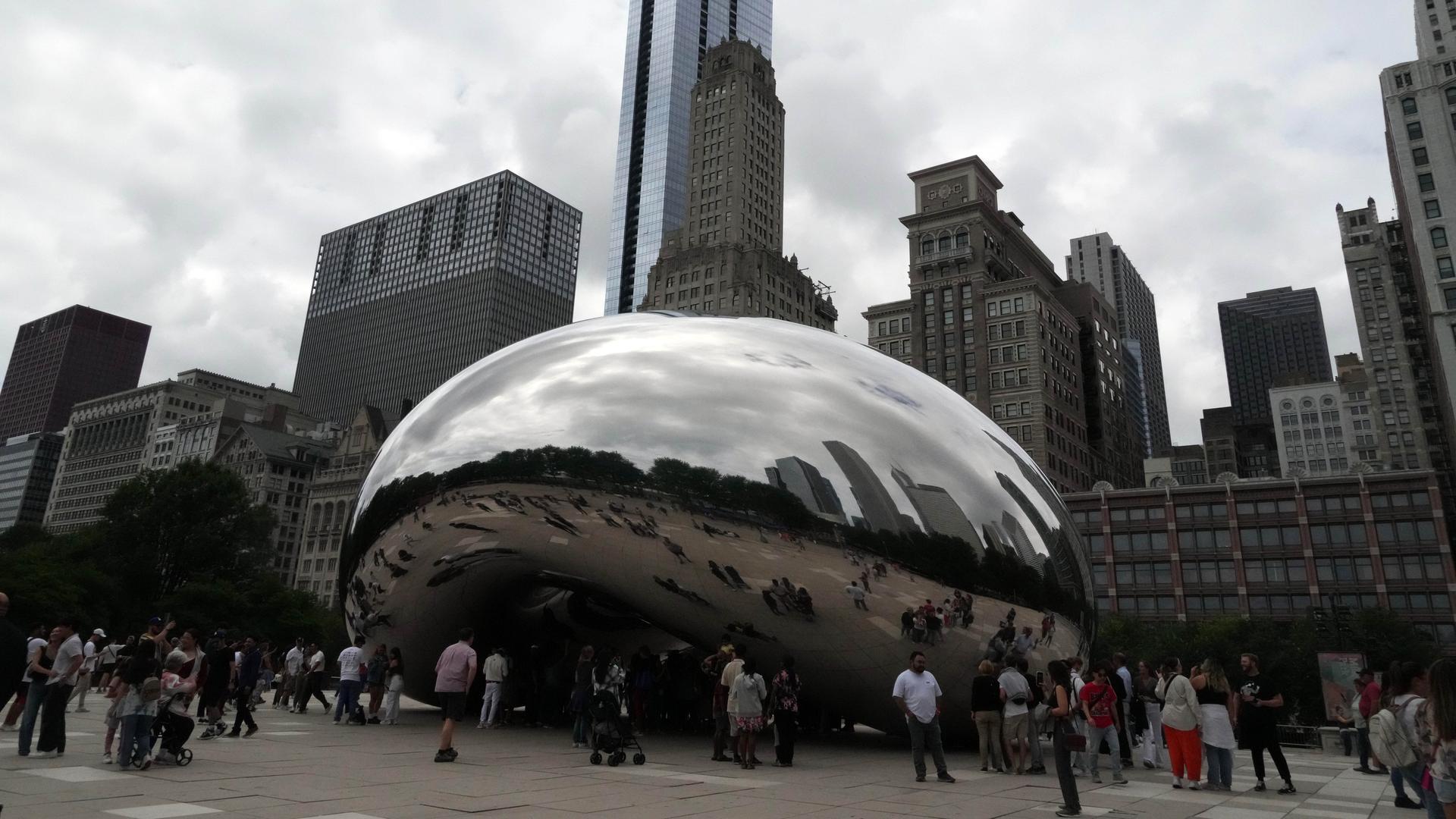 Die Skulptur „The Bean“ (Cloud Gate) von Anish Kapoor im Millennium Park in Chicago. 