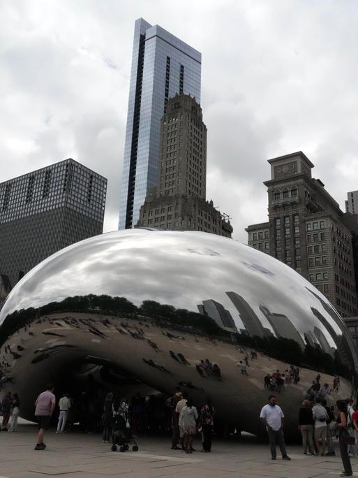 Die Skulptur „The Bean“ (Cloud Gate) von Anish Kapoor im Millennium Park in Chicago. 