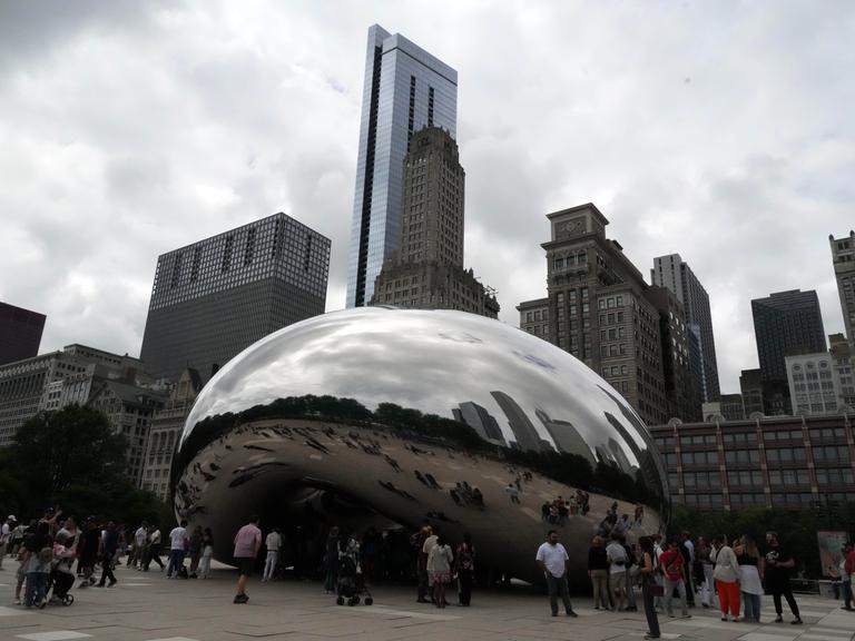 Die Skulptur „The Bean“ (Cloud Gate) von Anish Kapoor im Millennium Park in Chicago. 