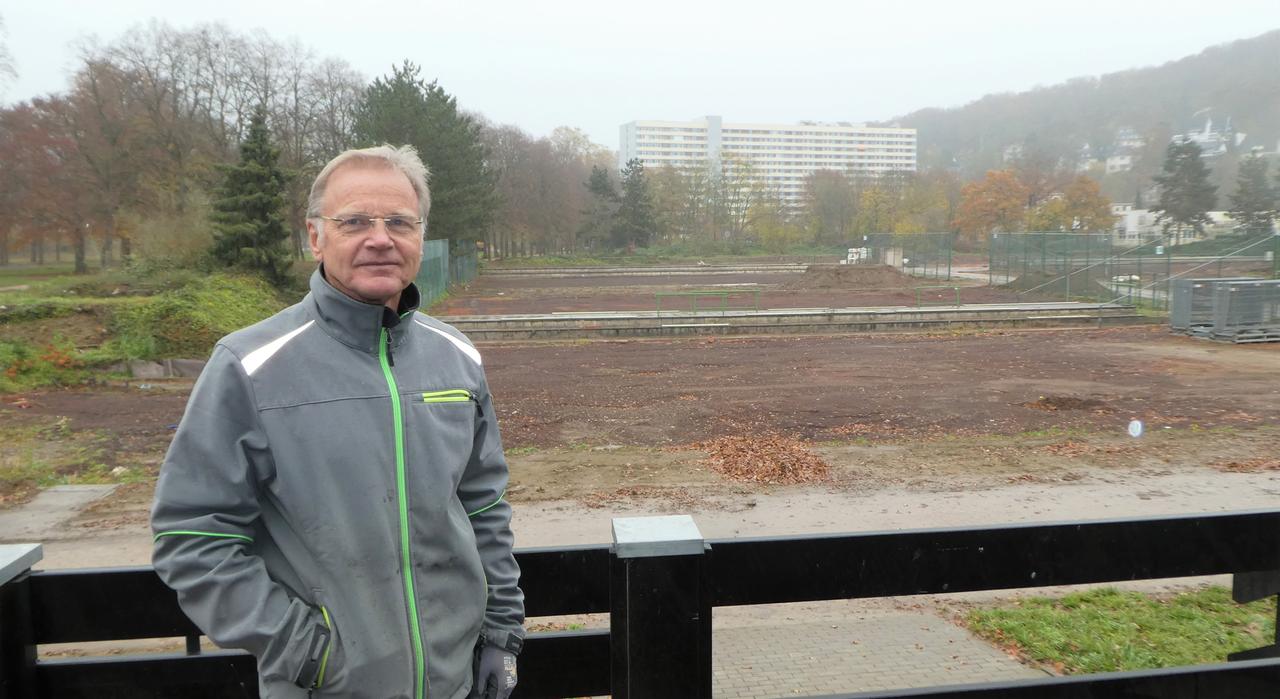 Karl-Horst Gödtel vom HTC Bad Neuenahr vor reparablen Tennisplätzen
